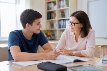 découvrez comment soutenir votre enfant face au stress scolaire en utilisant des phrases bienveillantes à dire et en évitant celles qui augmentent la pression.